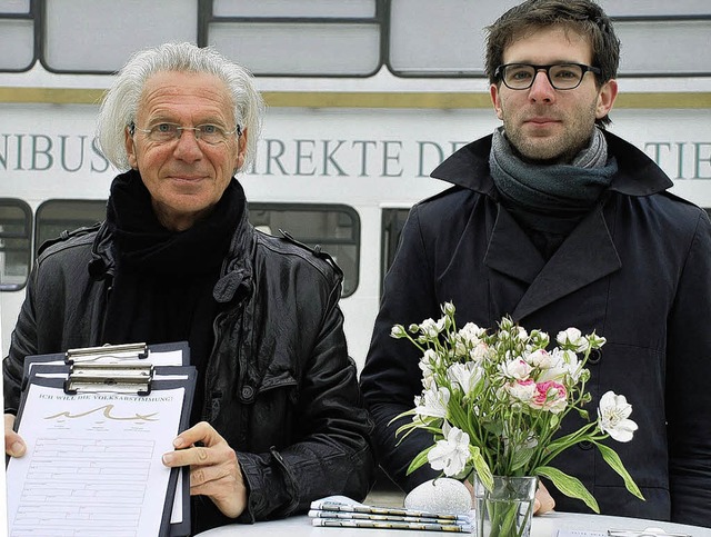 Werner Kppers (links) und Jan Hagelst...irekte Demokratie auf dem Marktplatz.   | Foto: Gertrude Siefke