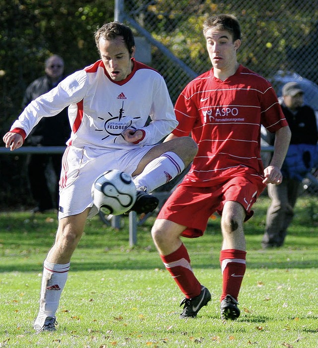 Den Ball und den Sieg im Visier: Der H... vor Jonas Mauch vom FC Pfaffenweiler.  | Foto: seeger