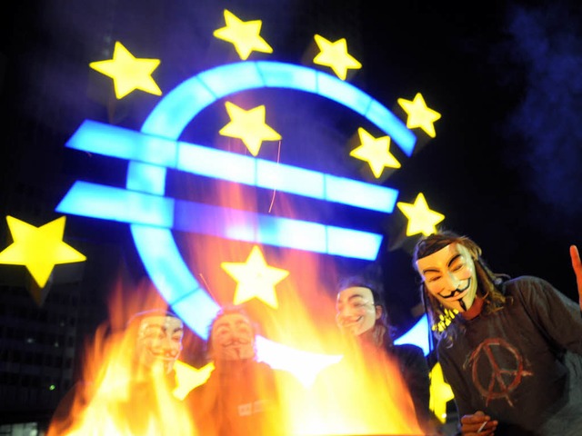 Wird Geld verbrannt? Demonstranten war..., die EU-Politiker strken die Banken.  | Foto: dpa