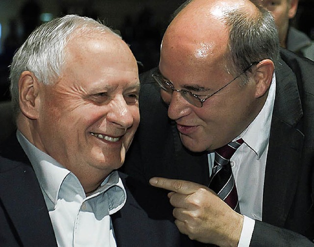 Zwei Linke, die sich verstehen: Oskar Lafontaine und Gregor Gysi (rechts)  | Foto: dapd