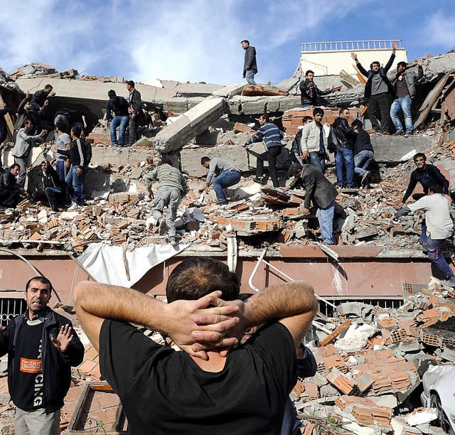 Einwohner des Dorfs Tabanli suchen hektisch Verschttete.   | Foto: AFP