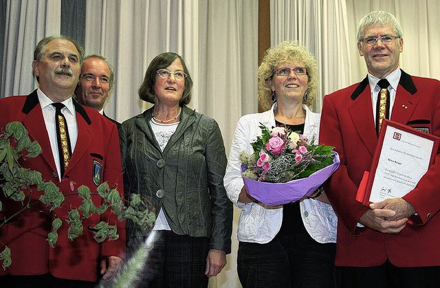 Kornelia Stabenow (3. von links) ehrte...-jhrigen Ttigkeit als Vorsitzender.   | Foto: Heiss