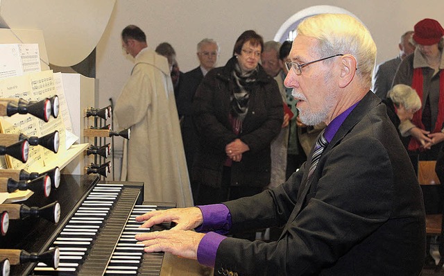 Dieter Sigwart, seit Jahrzehnten amtie...rrkirche, spielt das neue Instrument.   | Foto: Gert Brichta