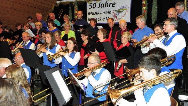 Der Musikverein Maleck trat gemeinsam mit dem Chor  Voice Collection auf.   | Foto: Hans Meidhof