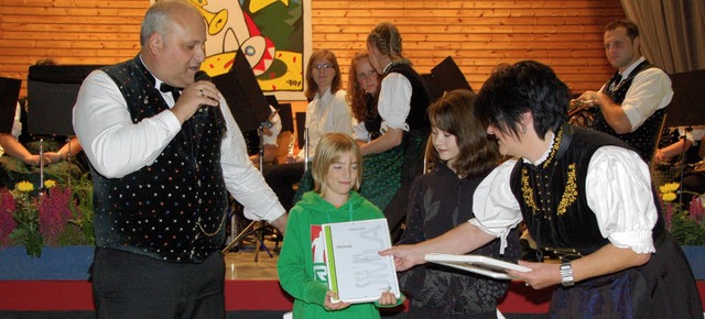 Musikverein Kappel ehrt zwei Jungmusik...n mit dem bronzenen Leistungsabzeichen  | Foto: Horst A. B