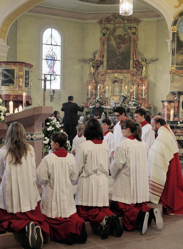 Oberministrant Stefan Schmidt wurde be...d eine Ministrantin wurde aufgenommen.  | Foto: Birgit Rde