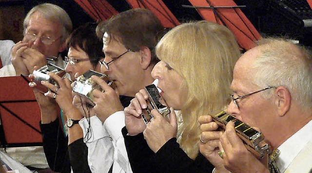 Zu Gast bei den Harmonikafreunden: die Mundharmonikagruppe aus Offenburg   | Foto: frank leonhardt