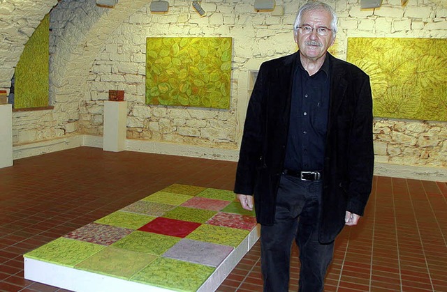 Rainer Zimmermann neben seinem Bltterteppich   | Foto: Heidi Fssel