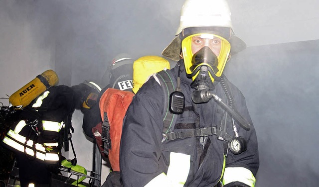 Nur mit schwerem Atemschutz war ein Vo...m Brandherd in der Tiefgarage mglich.  | Foto: Andreas Bhm