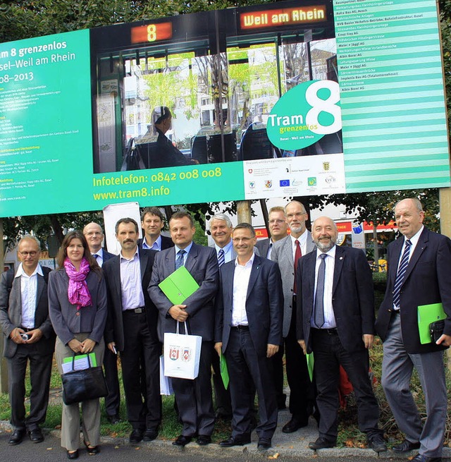 Die deutsch-polnische Delegation an der Tram-Baustelle   | Foto: PTV