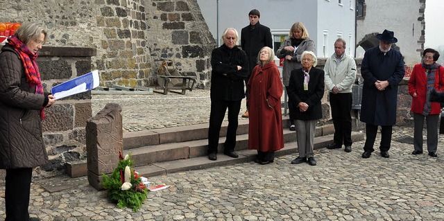 Am Mahnmal fr die deportierten Breisa...Mitbrger aus Sdbaden vor 71 Jahren.   | Foto: kai kricheldorff