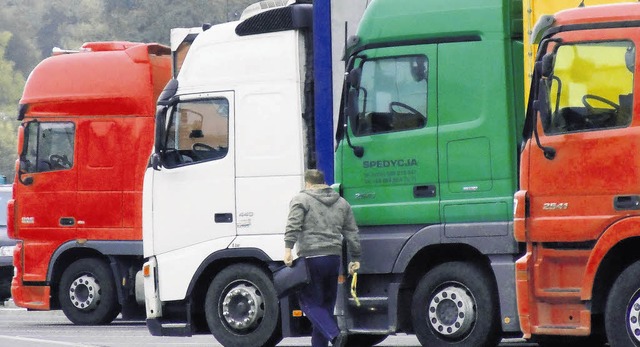 Lastwagen warten auf dem Vorstauraum d...gen des hohen Frankenkurses gesunken.   | Foto: Gerard