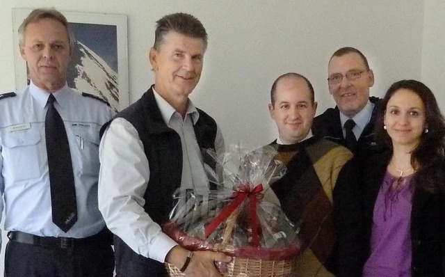 Florian Herth (Zweiter von links) und ...d Polizeihauptkommissar Raimund Amann.  | Foto: privat