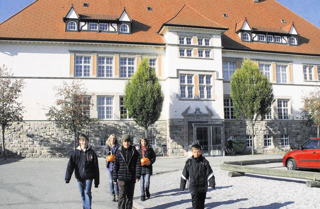 Der letzte schliet die Schultr? Bru...ren sich in der riesigen Alten Schule.  | Foto: SK