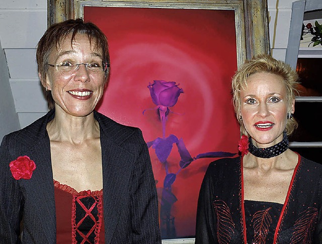 Pianistin Barbara Kleiner (links) und ...in Barbara Wldele beim Rosenkonzert.   | Foto: Paul Schleer