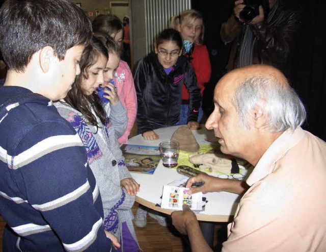 Salim Alafenisch gab den Kindern der Neumattschule auch Autogramme.   | Foto: Johanna Hgg