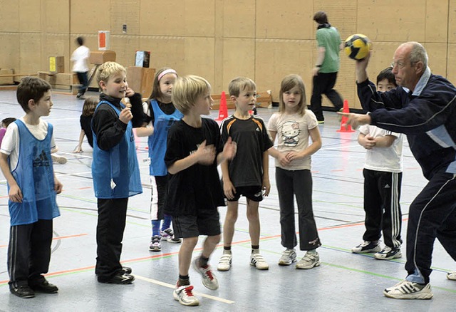 Schulsportreferent Hanspeter Funke zei...en richtigen Wurf mit dem Handball.     | Foto: Paul Schleer
