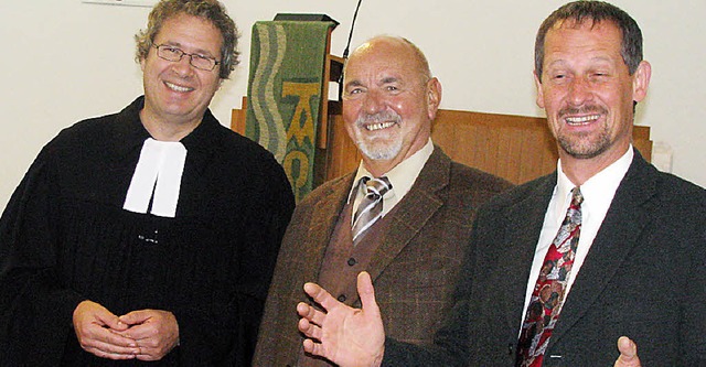 Eric Nehls, Lutz Jacobi und Pfarrer Ma...ndemitglieder auf den neuesten Stand.   | Foto: Michael Gottstein