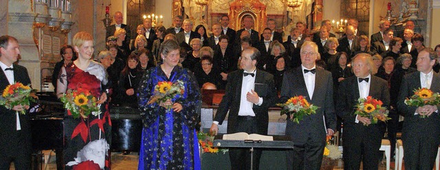 Viel Applaus und Blumen gab&#8217;s am...chenkonzerts am Sonntagabend in Wehr.   | Foto: Hrvoje Miloslavic