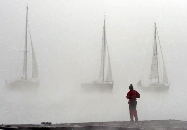 Gespenstisch: Herbstregatta am Gifizsee in dichtem Nebel  | Foto: Stefan Fuhrer