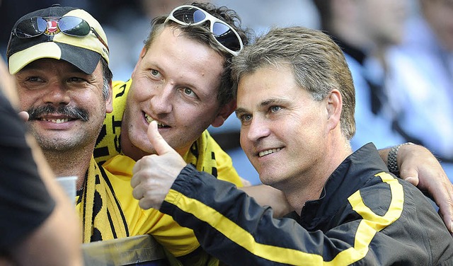 Ralf Loose (rechts) prsentiert sich mit Dynamo-Fans.   | Foto: dpa