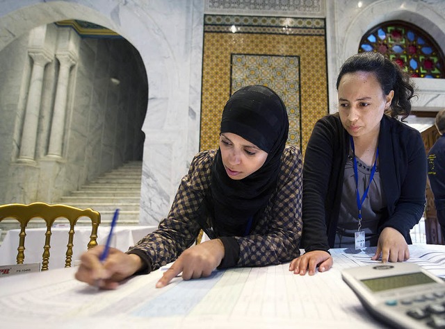 Mitarbeiterinnen der Unabhngigen Wahl...n in Tunesien werten Ergebnisse aus.    | Foto: AFP