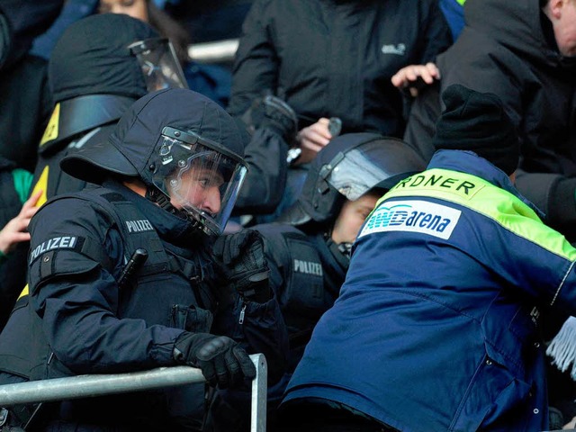 Einsatz im Fuballstadion: Polizisten in der AWD-Arena in Hannover.  | Foto: dpa