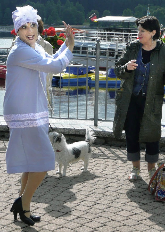 Frau von Psel (links) zeigt am Titise... &#8222;Luftschnappern&#8220; zuging.   | Foto: Peter Stellmach