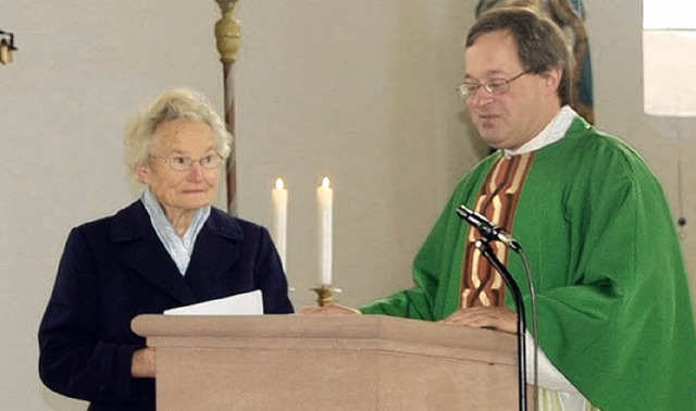 Mesnerin Gertrud Wiest wurde von  Herb...s Pfarrer Martin Sauer  verabschiedet.  | Foto: Schimanski