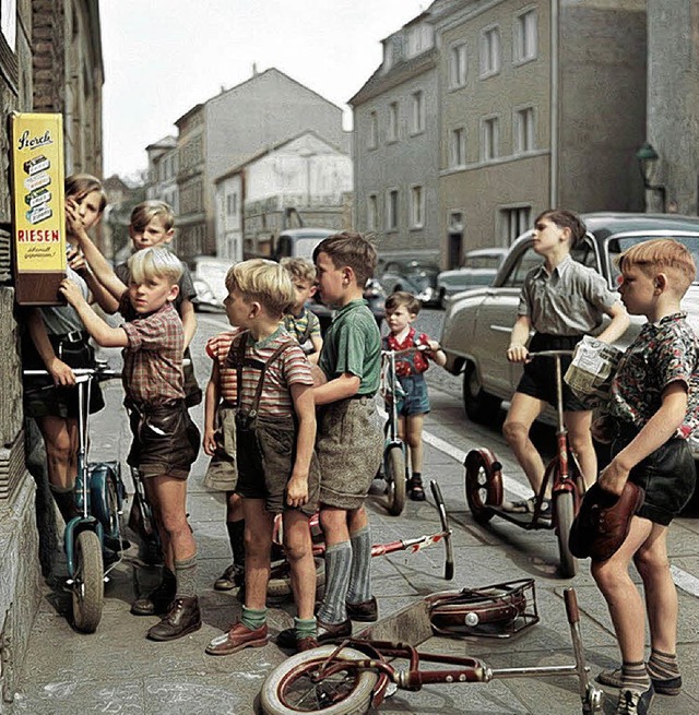 Jungen mit Rollern am Bonbon-Automaten...Bonner Viktoriastrae im Sommer 1955.   | Foto: Josef H. Darchinger