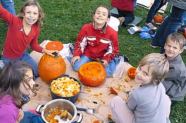 Den Herbst mit allen Sinnen erleben: E...er Grundschler beim Krbisschnitzen.   | Foto: Privat