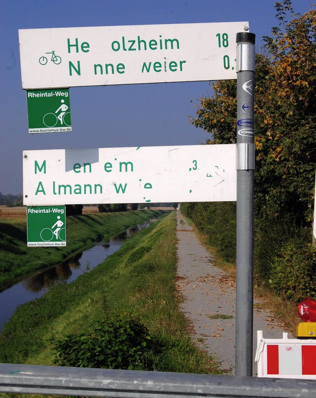 Lckenhaft und falsch wegweisend sind diese Schilder am Ortenau-Radweg.   | Foto: hagen Spth