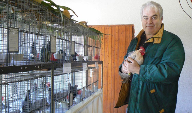 Der Vorstand des Kleintierzuchtvereins...ederfiger Zwerg&#8220; auf dem Arm.   | Foto: teresa ehrler