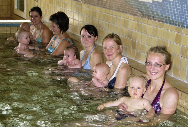 Beim Babyschwimmen in Lenzkirch haben ... mit ihrem Nachwuchs im Schwimmbecken.  | Foto: Eva Weise