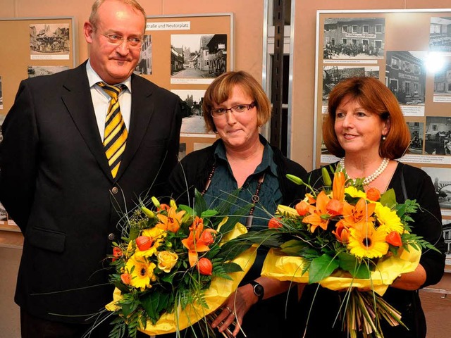 Ruth Hunn (rechts), Stephanie Wiedenso...dtarchiv und Stadtmuseum von Breisach.  | Foto: Kai Kricheldorff