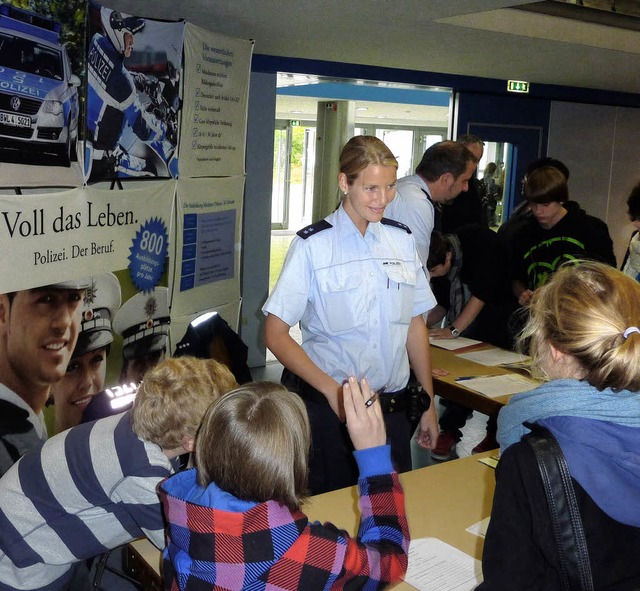 Auch der Stand der Polizei zog manchen... Schler und auch die Schlerinnen an.  | Foto: Karlernst Lauffer