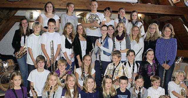 Der Nachwuchs der Stadtmusik Kandern u...ns Tannenkirch spielte gemeinsam auf.   | Foto: Werner