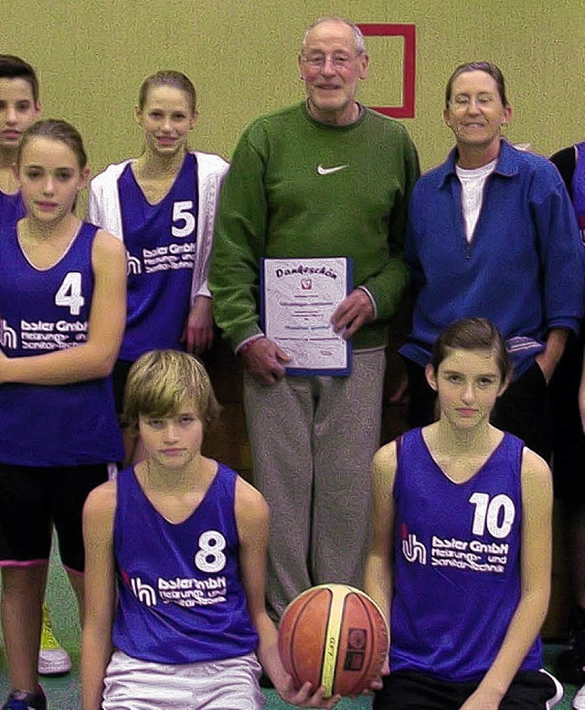 Manfred Grether und Abteilungsleiterin...er mit jugendlichen Basketballspielern  | Foto: privat