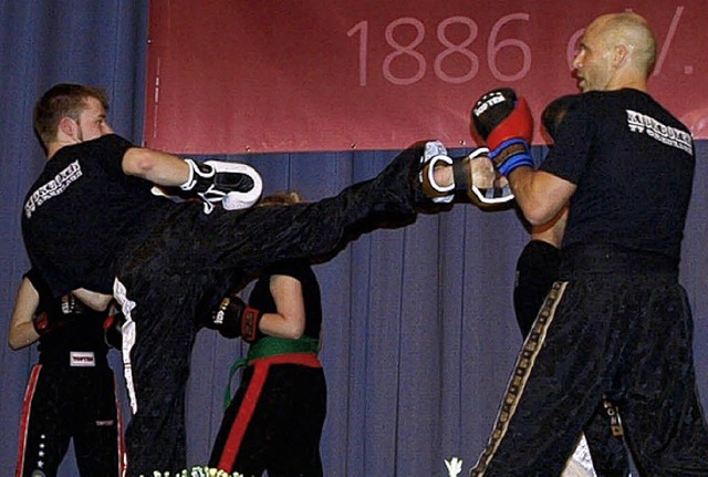 Die Kickboxer, hier bei der Vorfhrung...fs, haben viel Zulauf von Mitgliedern.  | Foto: Albert Greiner