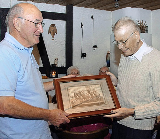 Helmut Kaiser (links) bergibt das Bil... er gefunden hat, an Wolfgang Mller.   | Foto: privat