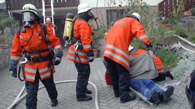 Zum Glck nur eine Probe: Ein Verletzt...gerettet und von Sanittern versorgt.   | Foto: vera winter