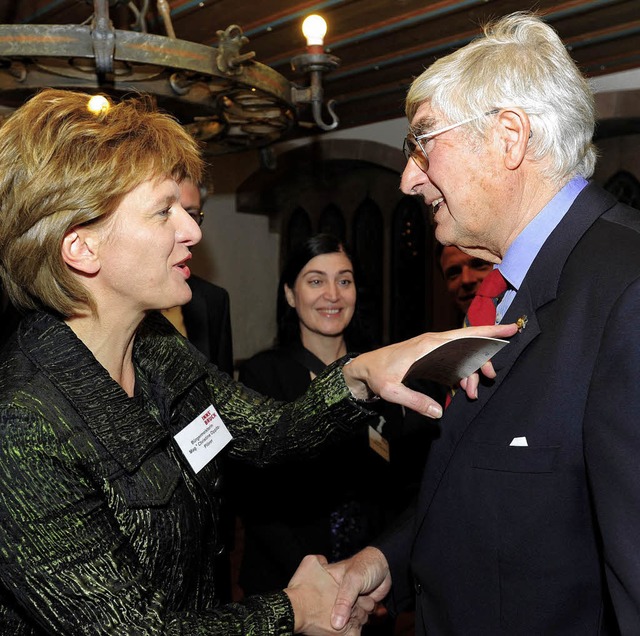 Christine Oppitz-Plrer und  Alt-OB Rolf Bhme &#8211; mit dem Innsbrucker Kreuz  | Foto: ingo schneider