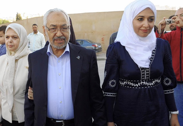 Wahlsieger Rachid Ghannouchi mit Frau und Tochter in Tunis   | Foto: AFP