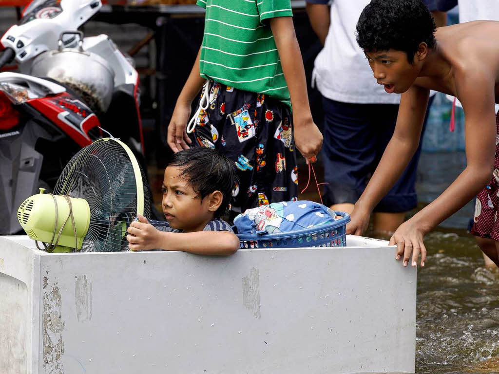 Thailands Hauptstadt Bangkok steht unter Wasser. Millionen Menschen sind betroffen – und haben Wege finden mssen, trocken zu bleiben.