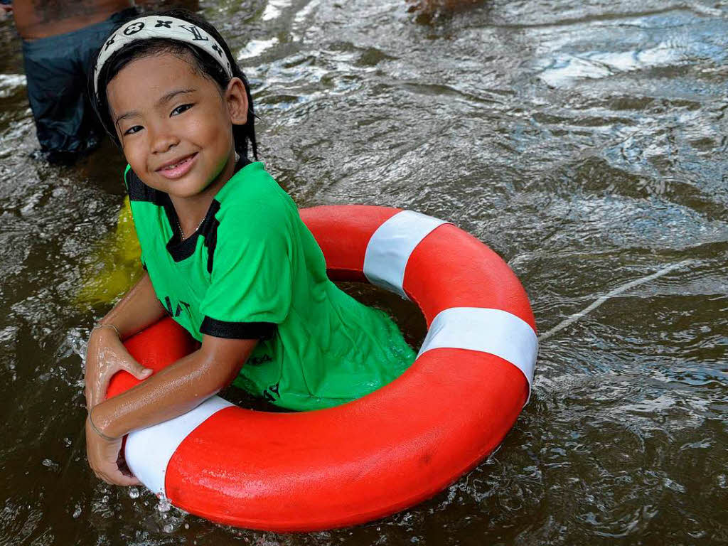 Thailands Hauptstadt Bangkok steht unter Wasser. Millionen Menschen sind betroffen – und haben Wege finden mssen, trocken zu bleiben.