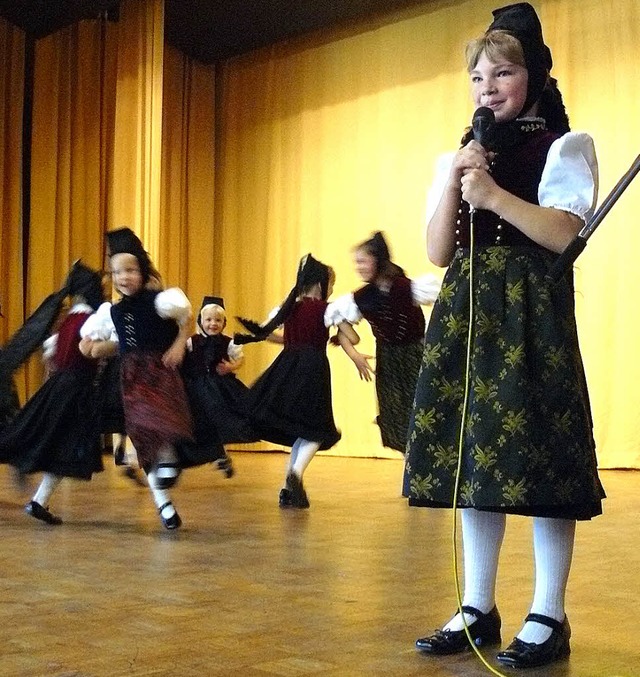 Die Kindertrachtengruppe Altglashtten...Sophie Schindler eine Gesangseinlage.   | Foto: Edeltraud Blume