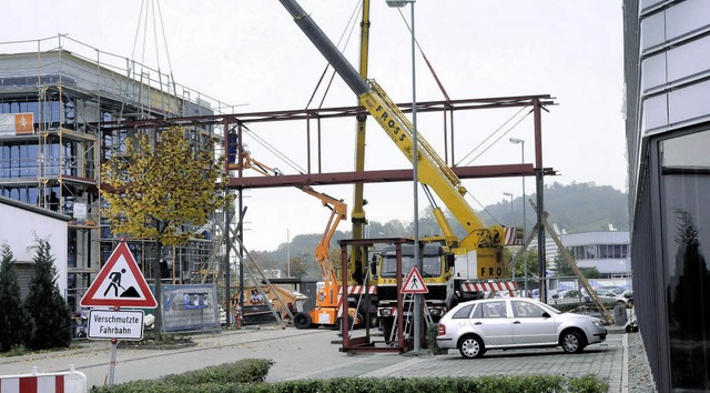 Die Metallkonstruktion wird verankert und dann auch verglast.   | Foto: MArkus Zimmermann