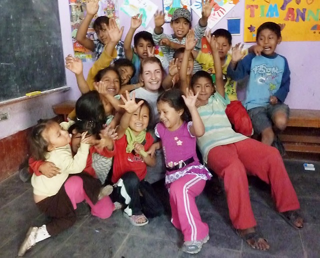 Leonie Auer sitzt inmitten der Kinder,...e whrend ihrer Zeit in Peru betreute.  | Foto: privat