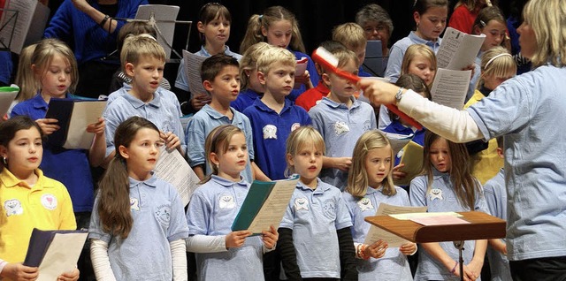 Die Chre der Zelg- und der Talschule sangen ein Geburtstagsstndchen.   | Foto: Hrvoje Miloslavic