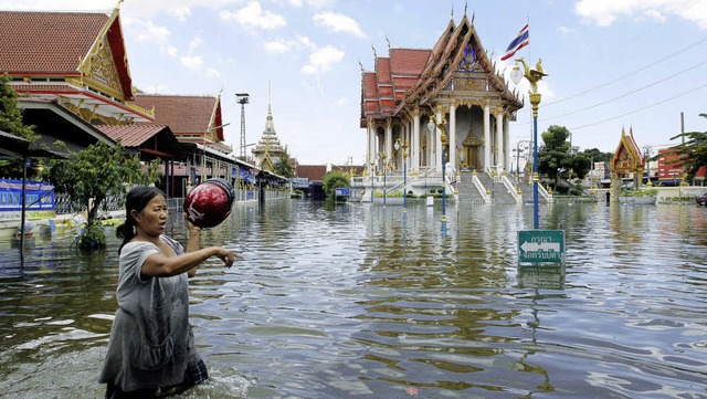 Die Menschen in Bangkok haben zunehmen...verlassen derzeit deswegen die Stadt.   | Foto: dpa